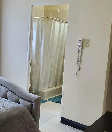 Hillside Sunrise, 2 Bed 2 Bath In Gated Community, Close To Beach, Food, Clubs & Shopping Free Parking, Free Wi-fi Montego Bay