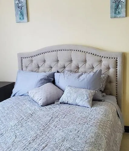 Hillside Sunrise, 2 Bed 2 Bath In Gated Community, Close To Beach, Food, Clubs & Shopping Free Parking, Free Wi-fi * Montego Bay