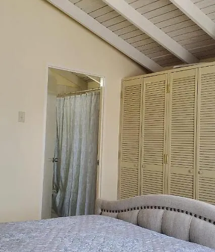 Hillside Sunrise, 2 Bed 2 Bath In Gated Community, Close To Beach, Food, Clubs & Shopping Free Parking, Free Wi-fi Montego Bay