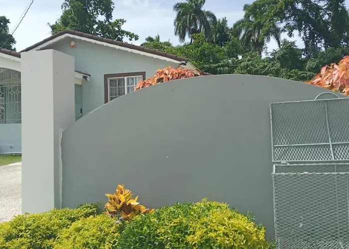 Hillside Sunrise, 2 Bed 2 Bath In Gated Community, Close To Beach, Food, Clubs & Shopping Free Parking, Free Wi-fi *