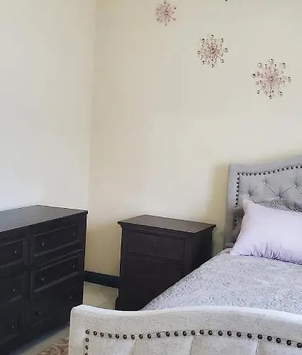 Hillside Sunrise, 2 Bed 2 Bath In Gated Community, Close To Beach, Food, Clubs & Shopping Free Parking, Free Wi-fi *