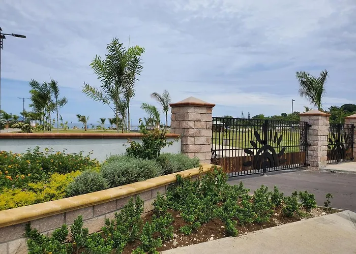 Hillside Sunrise, 2 Bed 2 Bath In Gated Community, Close To Beach, Food, Clubs & Shopping Free Parking, Free Wi-fi Сasa de vacaciones *