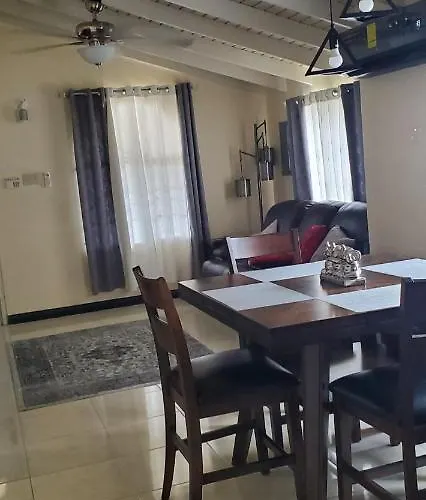 Hillside Sunrise, 2 Bed 2 Bath In Gated Community, Close To Beach, Food, Clubs & Shopping Free Parking, Free Wi-fi Сasa de vacaciones *