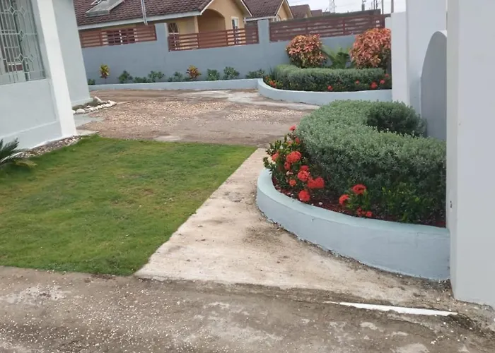 Hillside Sunrise, 2 Bed 2 Bath In Gated Community, Close To Beach, Food, Clubs & Shopping Free Parking, Free Wi-fi Montego Bay