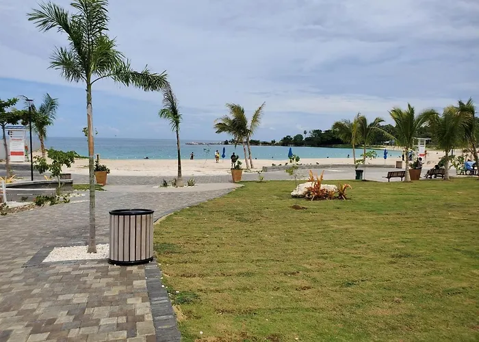 Hillside Sunrise, 2 Bed 2 Bath In Gated Community, Close To Beach, Food, Clubs & Shopping Free Parking, Free Wi-fi Сasa de vacaciones *