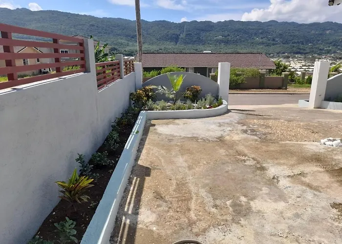 Hillside Sunrise, 2 Bed 2 Bath In Gated Community, Close To Beach, Food, Clubs & Shopping Free Parking, Free Wi-fi Сasa de vacaciones