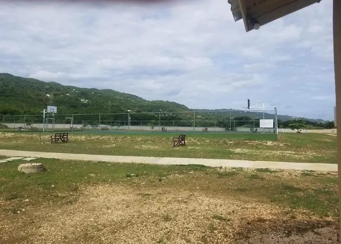 Hillside Sunrise, 2 Bed 2 Bath In Gated Community, Close To Beach, Food, Clubs & Shopping Free Parking, Free Wi-fi * Montego Bay