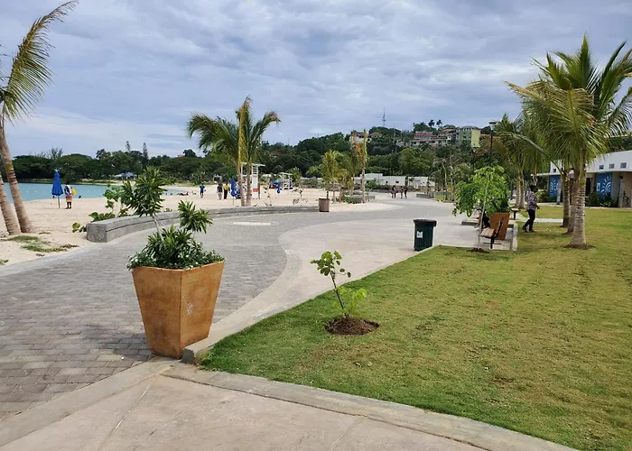 Hillside Sunrise, 2 Bed 2 Bath In Gated Community, Close To Beach, Food, Clubs & Shopping Free Parking, Free Wi-fi Сasa de vacaciones