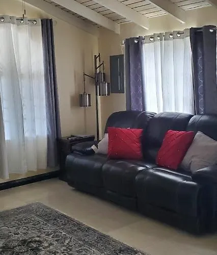 Сasa de vacaciones Hillside Sunrise, 2 Bed 2 Bath In Gated Community, Close To Beach, Food, Clubs & Shopping Free Parking, Free Wi-fi Montego Bay