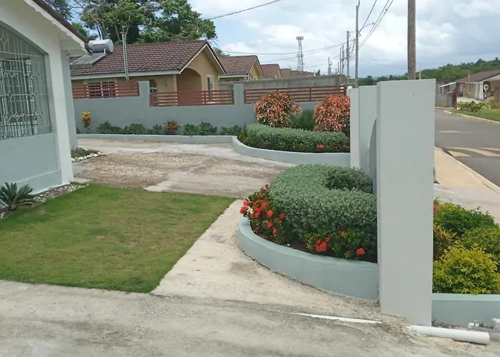 Hillside Sunrise, 2 Bed 2 Bath In Gated Community, Close To Beach, Food, Clubs & Shopping Free Parking, Free Wi-fi Сasa de vacaciones Montego Bay