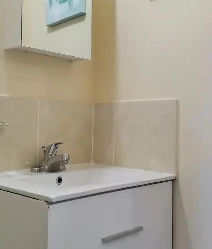 Hillside Sunrise, 2 Bed 2 Bath In Gated Community, Close To Beach, Food, Clubs & Shopping Free Parking, Free Wi-fi *