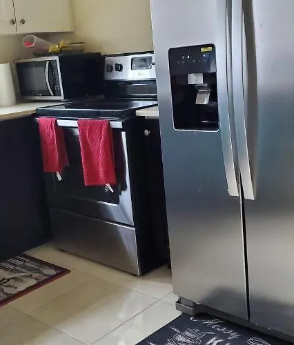 Hillside Sunrise, 2 Bed 2 Bath In Gated Community, Close To Beach, Food, Clubs & Shopping Free Parking, Free Wi-fi Сasa de vacaciones