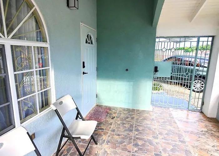 Hillside Sunrise, 2 Bed 2 Bath In Gated Community, Close To Beach, Food, Clubs & Shopping Free Parking, Free Wi-fi Montego Bay