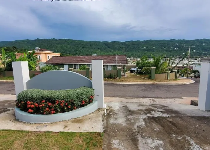 Hillside Sunrise, 2 Bed 2 Bath In Gated Community, Close To Beach, Food, Clubs & Shopping Free Parking, Free Wi-fi * Montego Bay