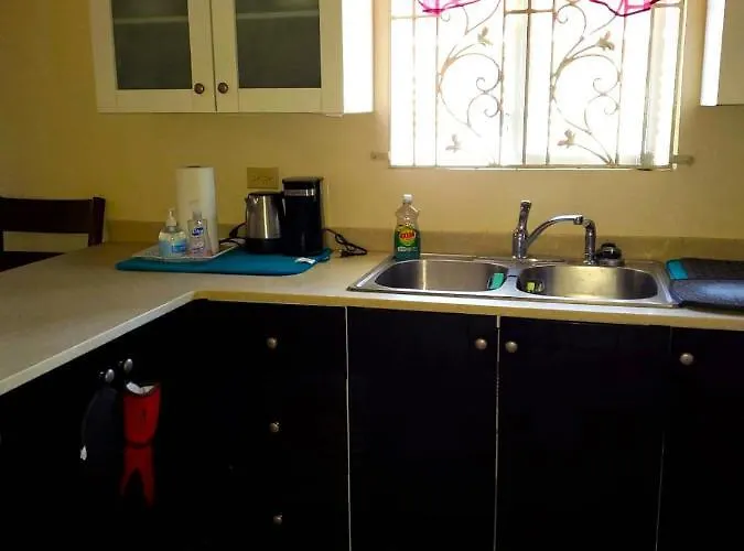 Hillside Sunrise, 2 Bed 2 Bath In Gated Community, Close To Beach, Food, Clubs & Shopping Free Parking, Free Wi-fi * Montego Bay
